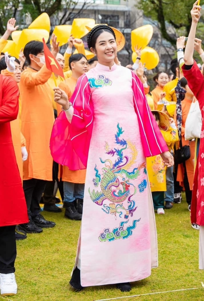 Dàn mỹ nhân Việt khoe sắc xinh đẹp '10 phân vẹn 10' trong tà áo dài đậm sắc Xuân trước thềm năm mới - Ảnh 4