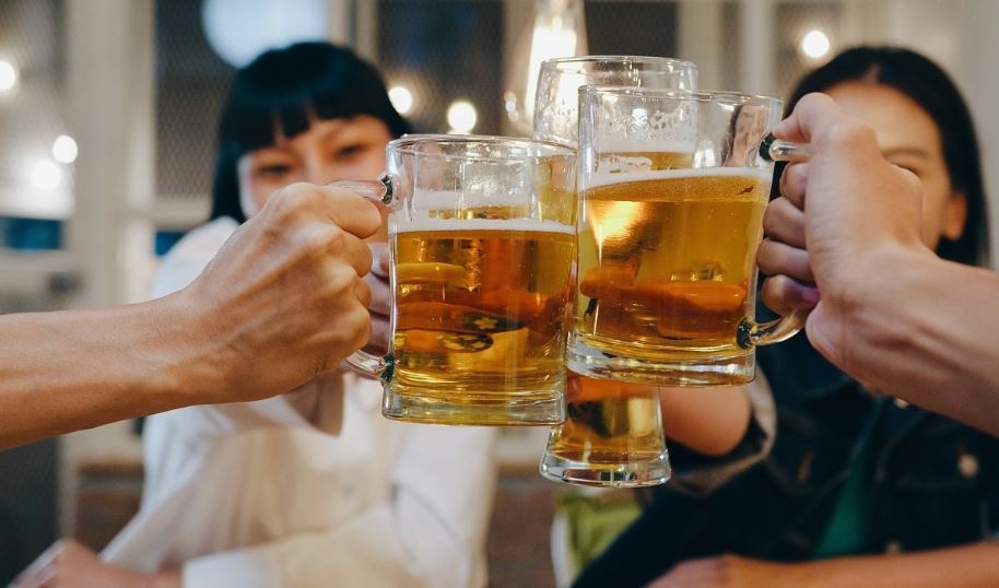 5 'tuyệt chiêu' uống rượu bia ngày Tết giúp bảo vệ sức khỏe - Ảnh 1