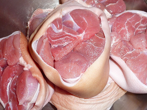 Thịt chân giò trước sẽ cho món thịt nấu đông chân giò ngon nhất
