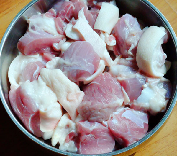 Thịt thái miếng vừa, có cả da, mỡ và gân đúng với cách nấu thịt đông chân giò ngon