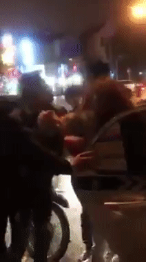 Bắc Ninh: Bắt quả tang vợ ngồi taxi với trai lạ, chồng túm tóc đánh ghen giữa đường  - Ảnh 1