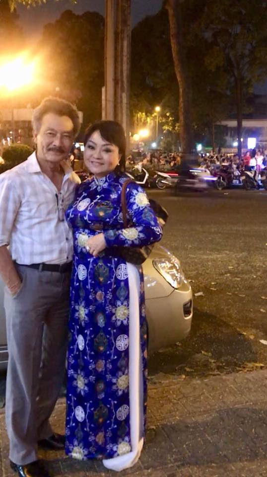 Dạo phố đêm cùng chồng, danh ca Hương Lan khiến người hâm mộ choáng vì nhan sắc - Ảnh 3