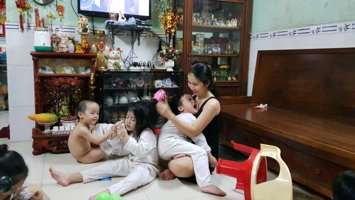 Cuộc sống hiện tại của người mẹ sinh 5 duy nhất tại Việt Nam: ‘Nhiều lúc mệt mỏi đến mức muốn buông xuôi’ - Ảnh 1