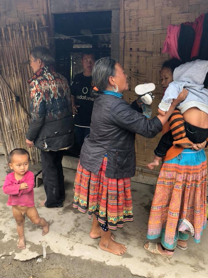 Vợ chồng ở Sài Gòn hoãn mua ô tô, vượt nghìn km đến Mường Lát nhận nuôi bé gái liệt 2 chân không manh áo giữa mùa đông - Ảnh 4