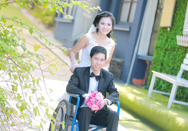 Cô dâu xinh đẹp đẩy xe lăn cho chồng trong đám cưới ở Bắc Giang - Ảnh 2