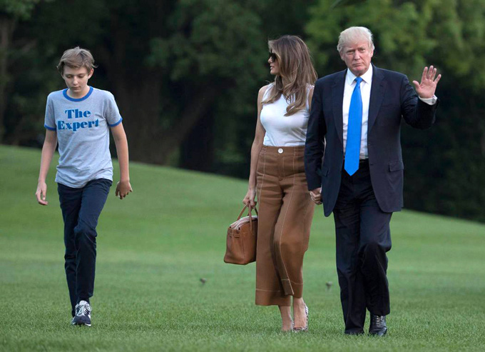 Thói quen thường xuyên của 'Hoàng tử Nhà Trắng' Barron Trump khi đi cùng bố mẹ suốt 4 năm qua mà không mấy ai để ý tới - Ảnh 4