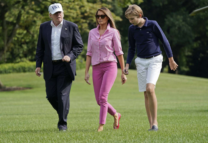 Thói quen thường xuyên của 'Hoàng tử Nhà Trắng' Barron Trump khi đi cùng bố mẹ suốt 4 năm qua mà không mấy ai để ý tới - Ảnh 5