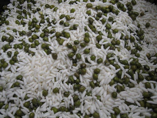 Ngâm nước rồi trộn đều gạo với đậu xanh