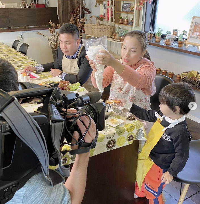 Hot mom Quỳnh Trần JP vinh dự được mời trải nghiệm ẩm thực trên truyền hình Nhật Bản, nhóc Sa cũng hớn hở 'đi ké' - Ảnh 5