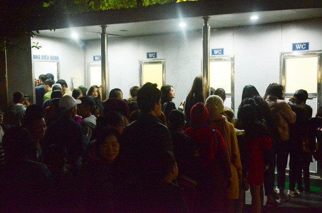 Cả trăm người xếp hàng dài trước nhà vệ sinh công cộng ở Bờ Hồ trong đêm giao thừa - Ảnh 4