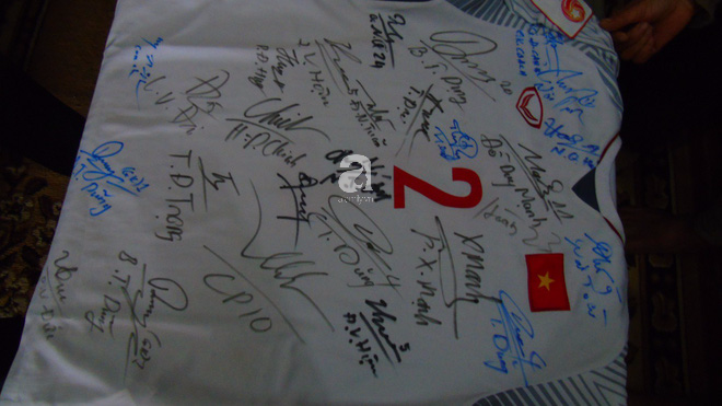 Cầu thủ Phạm Xuân Mạnh tặng áo có chữ ký của đội tuyển U23 Việt Nam cho một câu lạc bộ thiện nguyện để làm từ thiện - Ảnh 2