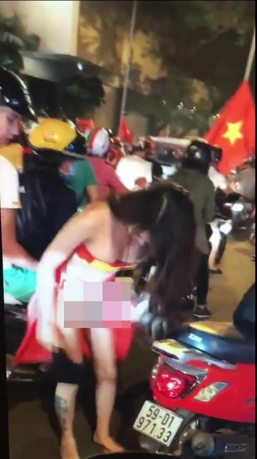 Cận cảnh nhan sắc cô gái Sài Gòn lột sạch đồ trên phố ăn mừng chiến thắng của U23 Việt Nam - Ảnh 2