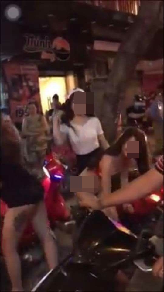 Cận cảnh nhan sắc cô gái Sài Gòn lột sạch đồ trên phố ăn mừng chiến thắng của U23 Việt Nam - Ảnh 3