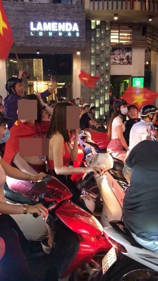 Thiếu nữ lõa lồ giữa phố Hà Nội ăn mừng chiến thắng lịch sử của U23 Việt Nam - Ảnh 1
