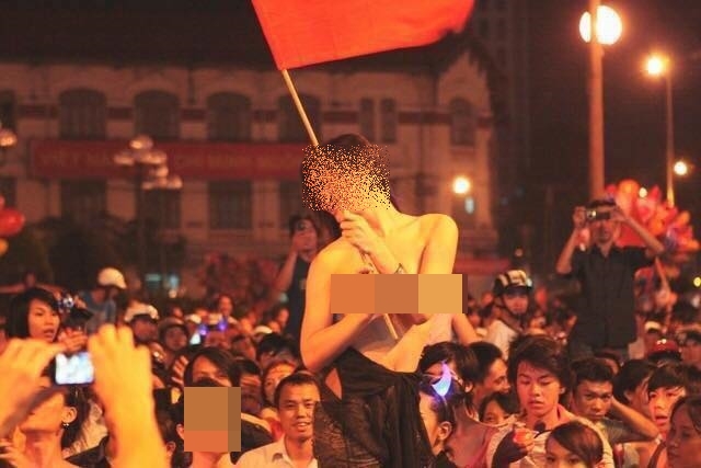 Thiếu nữ lõa lồ giữa phố Hà Nội ăn mừng chiến thắng lịch sử của U23 Việt Nam - Ảnh 2