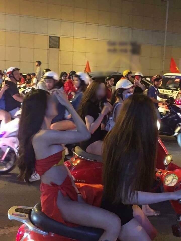 Thiếu nữ lõa lồ giữa phố Hà Nội ăn mừng chiến thắng lịch sử của U23 Việt Nam - Ảnh 3