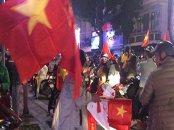 Hành động tuyệt đẹp của các chiến sĩ cảnh sát giao thông trước chiến thắng địa chấn của U23 Việt Nam khiến ai cũng khen ngợi nức lời - Ảnh 1