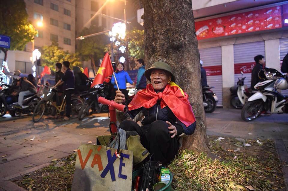 Thiếu nữ lõa lồ giữa phố Hà Nội ăn mừng chiến thắng lịch sử của U23 Việt Nam - Ảnh 10