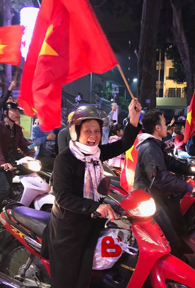 Thiếu nữ lõa lồ giữa phố Hà Nội ăn mừng chiến thắng lịch sử của U23 Việt Nam - Ảnh 11