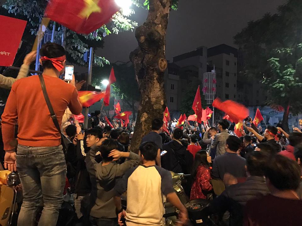 Thiếu nữ lõa lồ giữa phố Hà Nội ăn mừng chiến thắng lịch sử của U23 Việt Nam - Ảnh 12