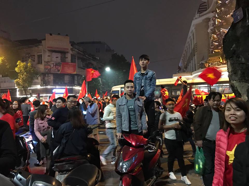 Thiếu nữ lõa lồ giữa phố Hà Nội ăn mừng chiến thắng lịch sử của U23 Việt Nam - Ảnh 14