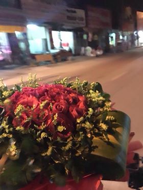 Chàng trai vượt 120km trong đêm để về tặng hoa cho mẹ nhân ngày 20/10 - Ảnh 1