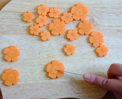 Tiến hành cắt tỉa hoa để làm món mứt cà rốt giòn và đẹp nhất