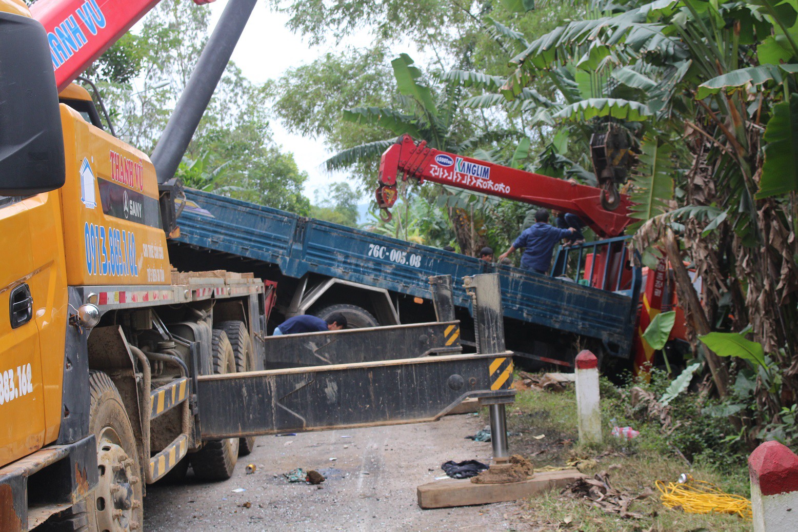 Quảng Nam: Xe khách húc đuôi xe tải cẩu, 2 người tử vong - Ảnh 3