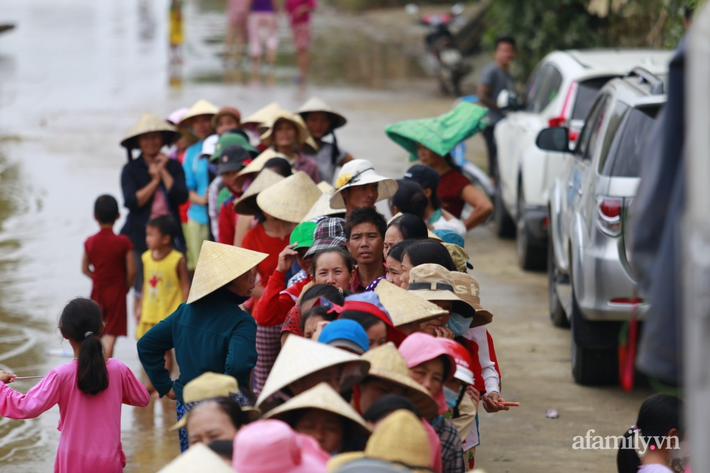 Câu chuyện cứu trợ sau trận 'đại hồng thủy' ở Quảng Bình: Điều tiết thế nào để tránh tình trạng người dân nơi thừa, nơi thiếu - Ảnh 1