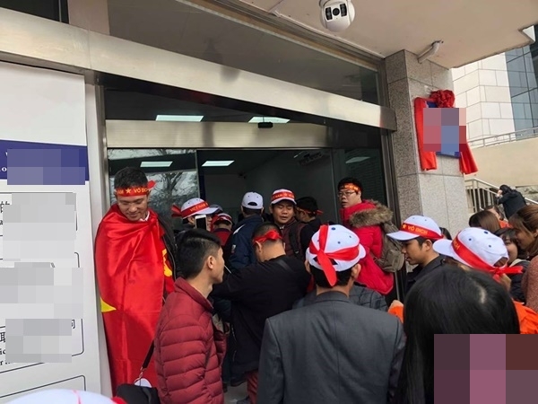 Nóng: Fan Việt đang đổ bộ cửa khẩu sang Trung Quốc để cổ vũ cho đội tuyển U23 Việt Nam - Ảnh 6