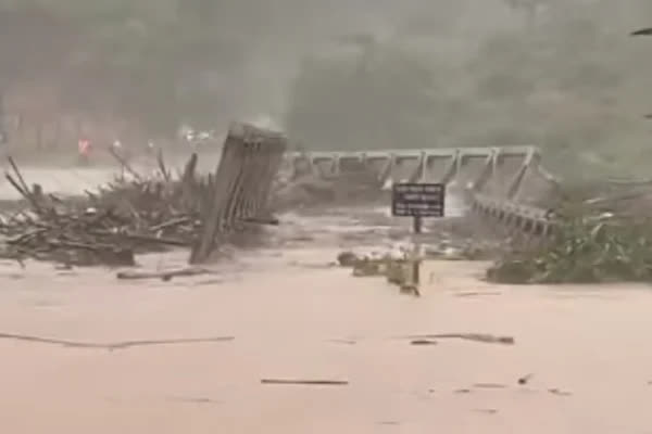 Cập nhật bão số 9: Vẫn mạnh, cảnh báo lũ, 1.000 nhà bị hư hại, nhiều người thương vong - Ảnh 1