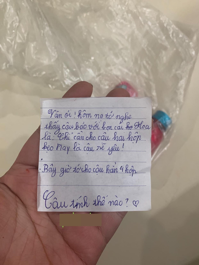 Được bạn gái phát đi thông điệp tặng 2 hộp kẹo sẽ yêu, bé trai tiểu học đến tận nhà gửi hẳn 4 hộp kèm thông điệp khiến ai nấy ngỡ ngàng - Ảnh 2