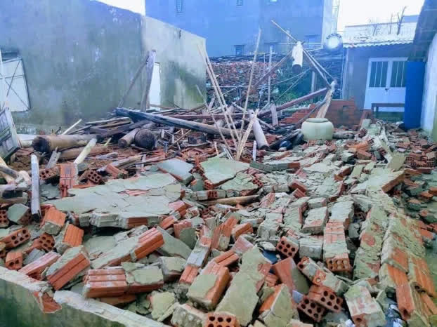 Xót xa hình ảnh nhà cửa đổ nát tan hoang sau bão số 9 ở miền Trung - Ảnh 11