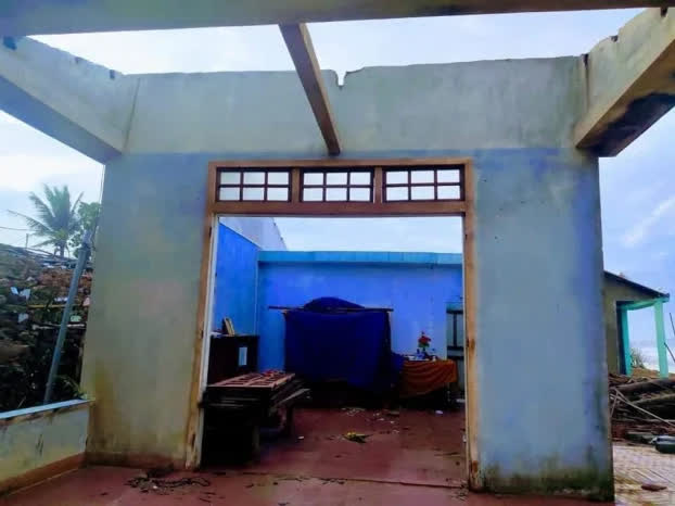 Xót xa hình ảnh nhà cửa đổ nát tan hoang sau bão số 9 ở miền Trung - Ảnh 2