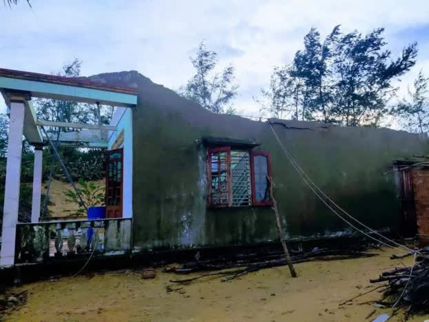 Xót xa hình ảnh nhà cửa đổ nát tan hoang sau bão số 9 ở miền Trung - Ảnh 4