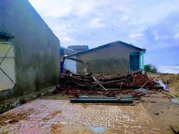 Xót xa hình ảnh nhà cửa đổ nát tan hoang sau bão số 9 ở miền Trung - Ảnh 7