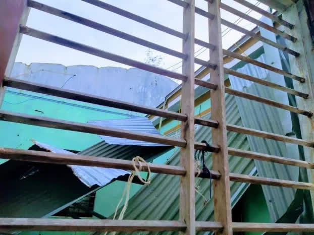 Xót xa hình ảnh nhà cửa đổ nát tan hoang sau bão số 9 ở miền Trung - Ảnh 8