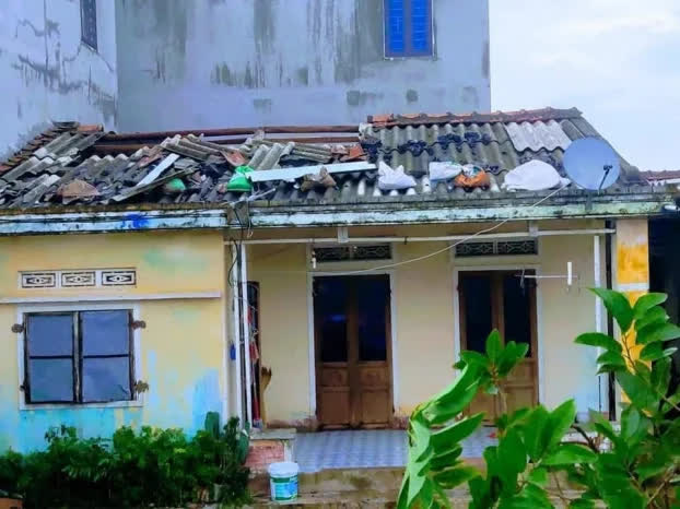 Xót xa hình ảnh nhà cửa đổ nát tan hoang sau bão số 9 ở miền Trung - Ảnh 9