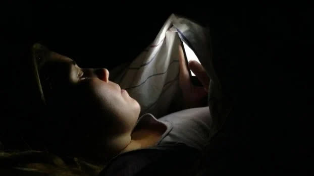 3 thói quen trước khi đi ngủ còn hại hơn thức khuya, hàng triệu người Việt thường làm - Ảnh 1
