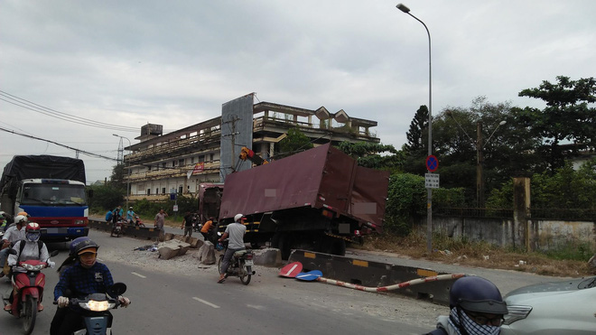 Xe tải lật 'chổng vó' trên đường phố Sài Gòn, tài xế mắc kẹt trong cabin kêu cứu - Ảnh 1