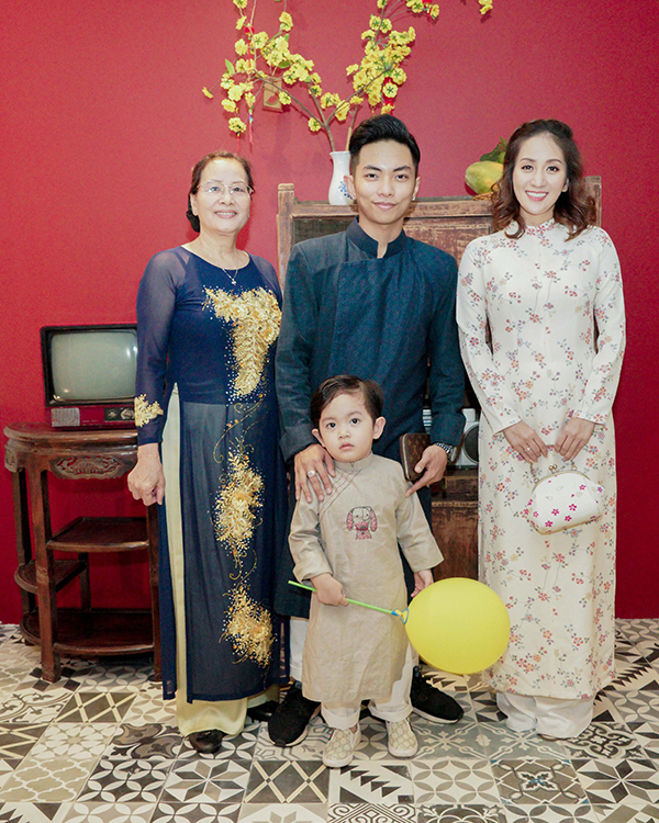 Bụng bầu lùm lùm ở tháng thứ 4, Khánh Thi vẫn tự tin diện áo dài cùng chồng con dự tiệc - Ảnh 1