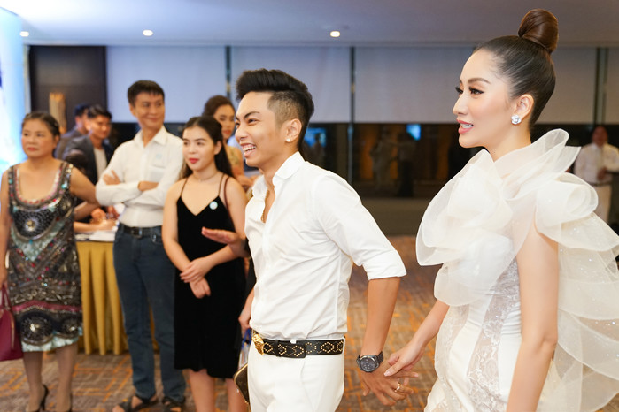 Bụng bầu lùm lùm ở tháng thứ 4, Khánh Thi vẫn tự tin diện áo dài cùng chồng con dự tiệc - Ảnh 4