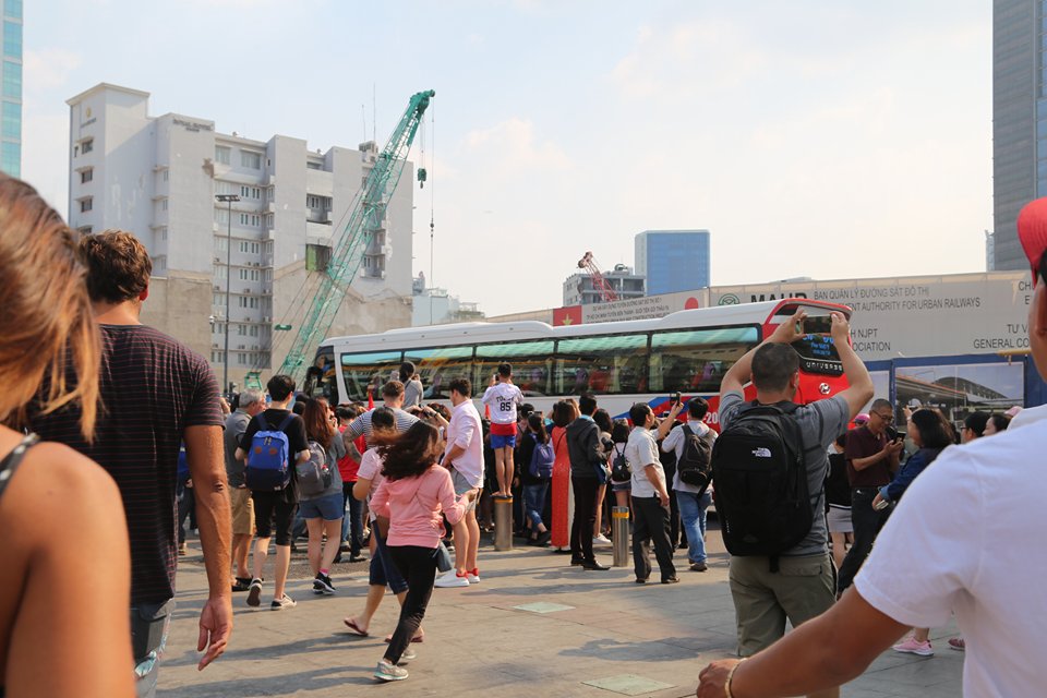 Cầu thủ U23 vượt 'biển người' thắp hương tại tượng đài Chủ tịch Hồ Chí Minh ở phố đi bộ - Ảnh 1