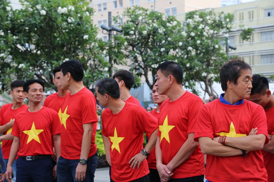 Cầu thủ U23 vượt 'biển người' thắp hương tại tượng đài Chủ tịch Hồ Chí Minh ở phố đi bộ - Ảnh 11