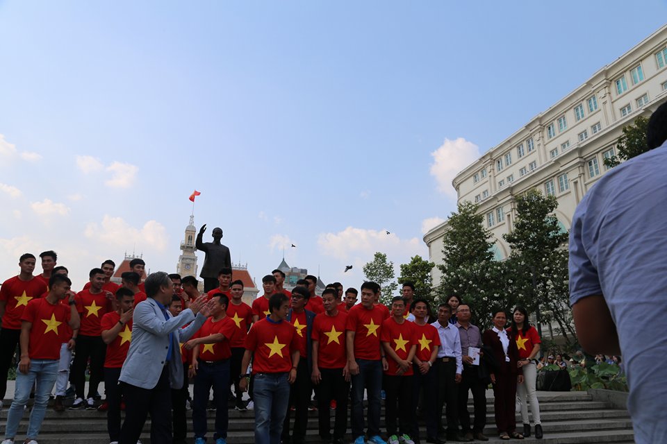 Cầu thủ U23 vượt 'biển người' thắp hương tại tượng đài Chủ tịch Hồ Chí Minh ở phố đi bộ - Ảnh 7