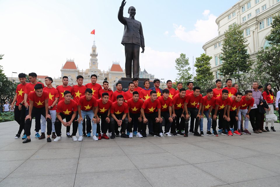 Cầu thủ U23 vượt 'biển người' thắp hương tại tượng đài Chủ tịch Hồ Chí Minh ở phố đi bộ - Ảnh 8