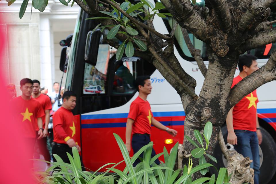 Cầu thủ U23 vượt 'biển người' thắp hương tại tượng đài Chủ tịch Hồ Chí Minh ở phố đi bộ - Ảnh 5