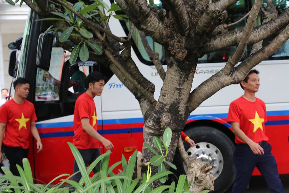Cầu thủ U23 vượt 'biển người' thắp hương tại tượng đài Chủ tịch Hồ Chí Minh ở phố đi bộ - Ảnh 6