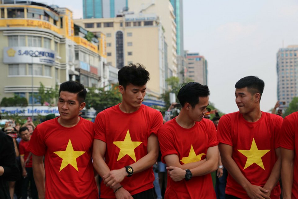 Cầu thủ U23 vượt 'biển người' thắp hương tại tượng đài Chủ tịch Hồ Chí Minh ở phố đi bộ - Ảnh 10
