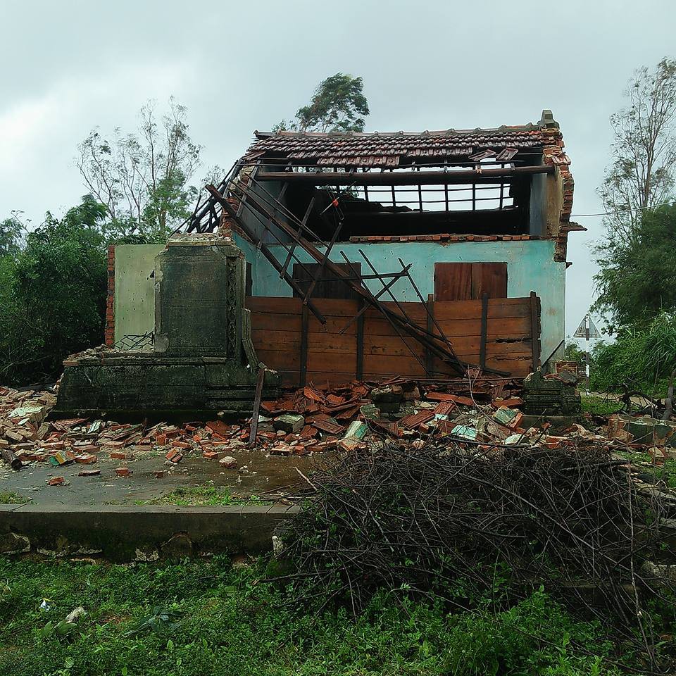 Bức ảnh khiến nhiều người xót xa: Cụ bà neo đơn ngồi thất thần trước căn nhà bị đổ sập ở Phú Yên sau cơn bão số 12 - Ảnh 2